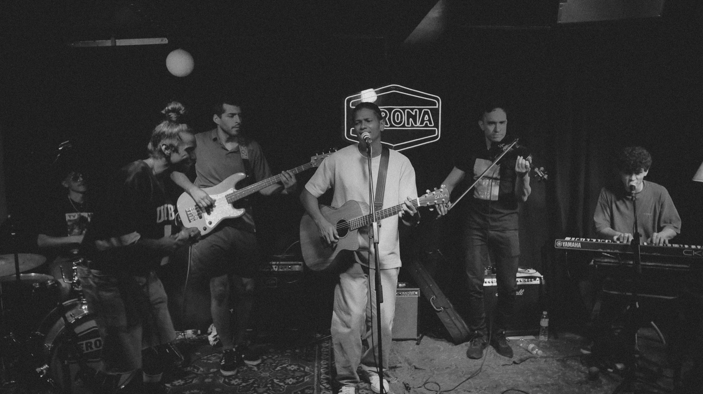 La Esquina Latina completa en vivo: batería, bajo, guitarra, violín y teclado